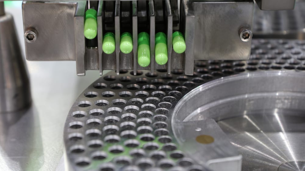 Capsule filling machine joining capsule halves during the encapsulation process