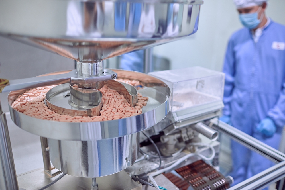 Capsules feeding through production equipment during the wet granulation evaporation phase